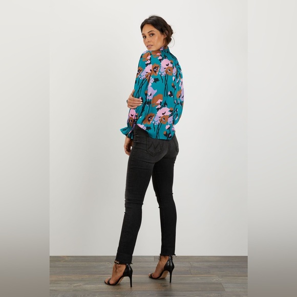 Tucker NYC Stella Top
Dini's Teal Floral in Crepe de Chine - Picture 4 of 8